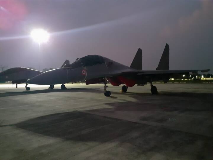 ভারতীয় বায়ুসেনার মিরাজ-২০০০ ও সুখোই-৩০ এমকেআই অতীতে উত্তরপ্রদেশের হাইওয়েতে অবতরণ করেছিল। ২০১৫ সালে দিল্লির কাছে যমুনা এক্সপ্রেসওয়েতে অবতরণ করেছিল মিরাজ-২০০০। ২০১৬ সালে লখনউ-আগরা এক্সপ্রেসওয়েতে অবতরণ করেছিল সুখোই-৩০ এমকেআই বিমান।