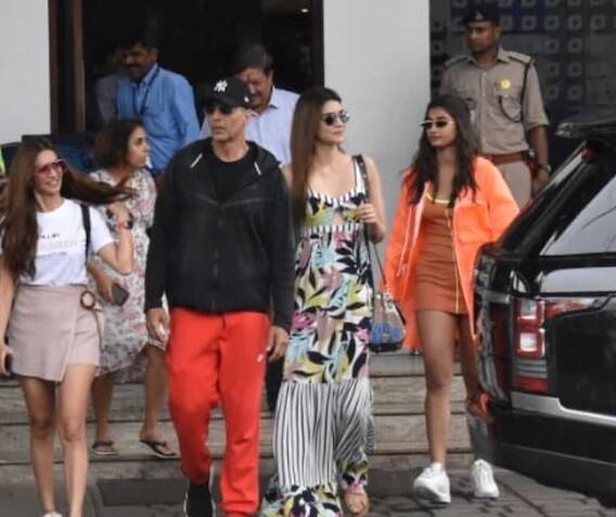 হাউসফুল ৪-এর প্রমোশনে বেরিয়েছেন অক্ষয় কুমার, কৃতী শ্যানন ও পূজা হেগড়ে। 