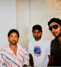 ঘরের ভেতরে সানগ্লাস পরেছো কেন? যুবরাজকে নিয়ে সোশ্যাল মিডিয়ায় মজা সচিনের