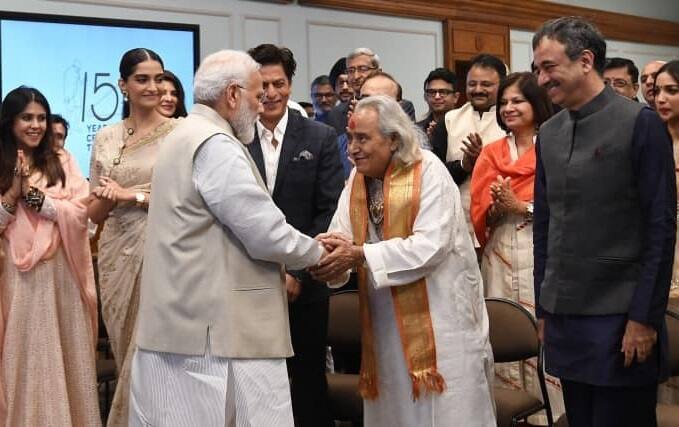 মহাত্মা গাঁধীর ১৫০তম জন্মদিন উপলক্ষে প্রধামন্ত্রীর দফতেরর তরফে এক আলোচনা চক্রের আয়োজন করা হয়। শনিবার সেই আলোচনা চক্রে অংশগ্রহণ করেন বলিউড ও ভারতীয় কৃষ্টিমহলের বিশিষ্টরা।