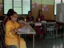 মহারাষ্ট্রের একটি বুথে বিদ্যুৎ সংযোগ না থাকায় ভোটগ্রহণ হল মোমবাতির আলোয়