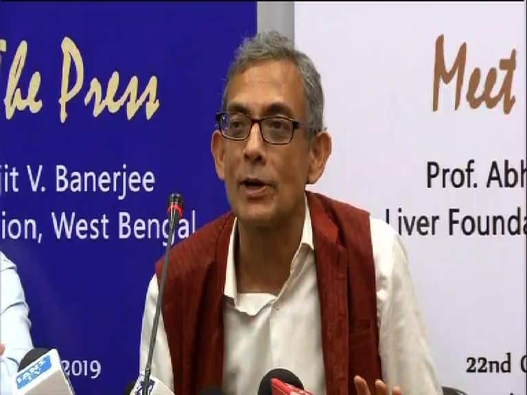 ABhijit Banerjee on Press Meet after meeting Modi স্বাস্থ্য থেকে শিক্ষা, বিভিন্ন ক্ষেত্রে উন্নয়ন নিয়ে আলোচনা হয়েছে প্রধানমন্ত্রীর সঙ্গে, সাংবাদিক বৈঠকে জানালেন অভিজিৎ বিনায়ক বন্দ্যোপাধ্যায়