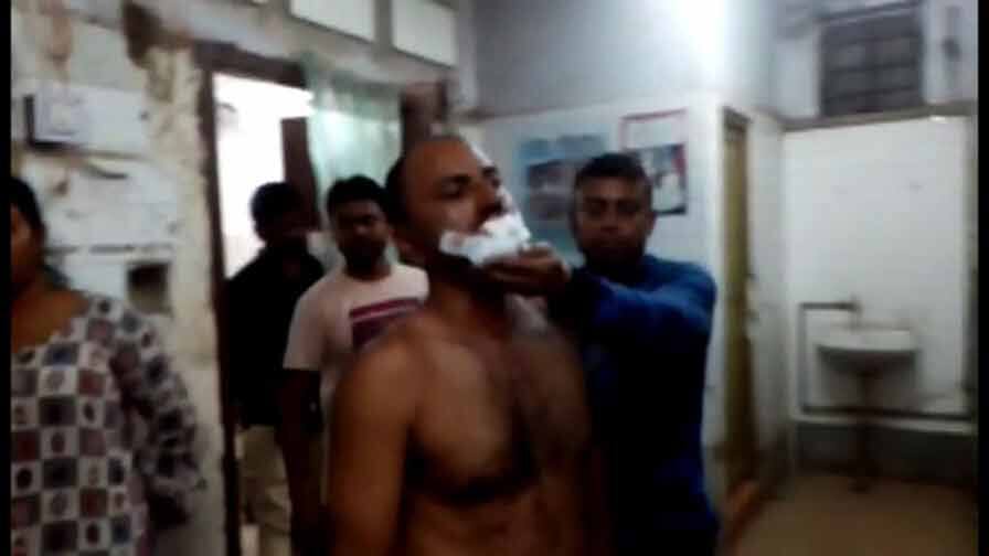 One passenger gravely injured as miscreants throw stones at running train Bongaon local at North 24 parganas চলন্ত বনগাঁ লোকাল লক্ষ্য করে পাথর দুষ্কৃতীদের, গুরুতর আহত এক