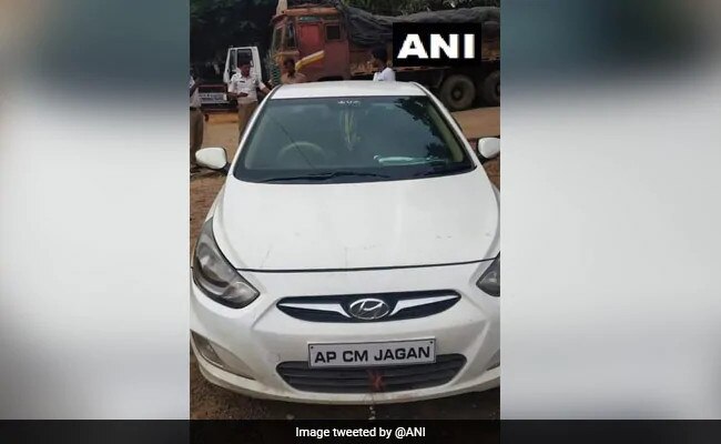 Man Writes 'AP CM Jagan' On Number Plates To Not Pay Toll Tax In Hyderabad টোল-ট্যাক্স, ট্রাফিক জরিমানা এড়াতে গাড়ির নম্বর প্লেটে মুখ্যমন্ত্রীর নাম লিখলেন হায়দরাবাদের বাসিন্দা