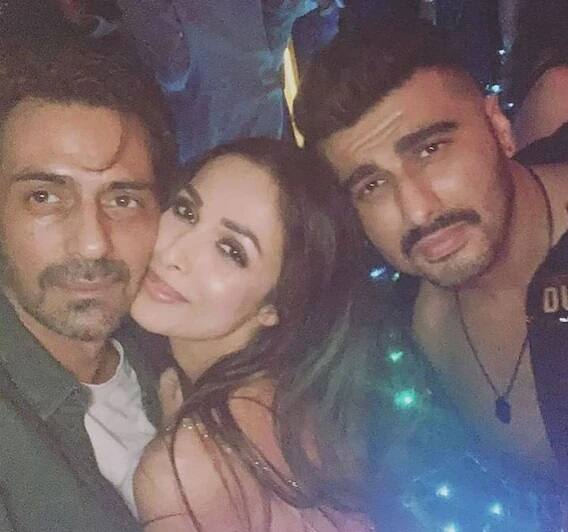 অর্জুন রামপাল ও অর্জুন কপূরের সঙ্গে মালাইকা। (সব ছবি: সোশ্যাল মিডিয়া)