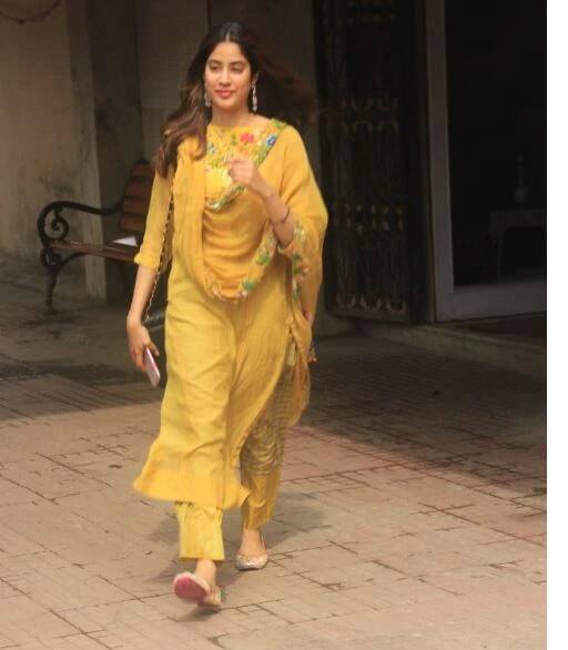 হাতে মানানসই ব্যাগ, পায়ে নাগরা। এত সুন্দর পোশাক পরেও সোশ্যাল মিডিয়ায় বিচ্ছিরি ট্রোলড হলেন জাহ্নবী।