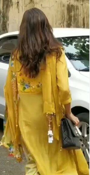 জাহ্নবী খেয়াল না করলেও নেটিজেনরা ঠিক লক্ষ করেছেন, তাঁর ওড়নায় প্রাইস ট্যাগ ঝুলছে!