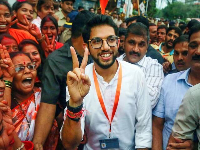 মহারাষ্ট্র: বিজেপির ক্ষমতা দখল রুখতে সেনার হাত ধরার চিন্তায় কংগ্রেস