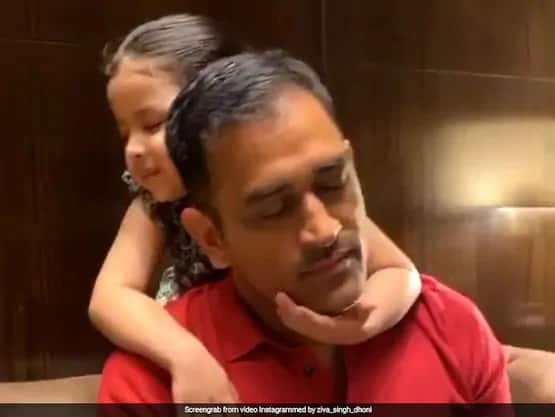 ম্যাসাজ করে দিচ্ছে মেয়ে জিভা, ভিডিও পোস্ট করলেন ধোনি