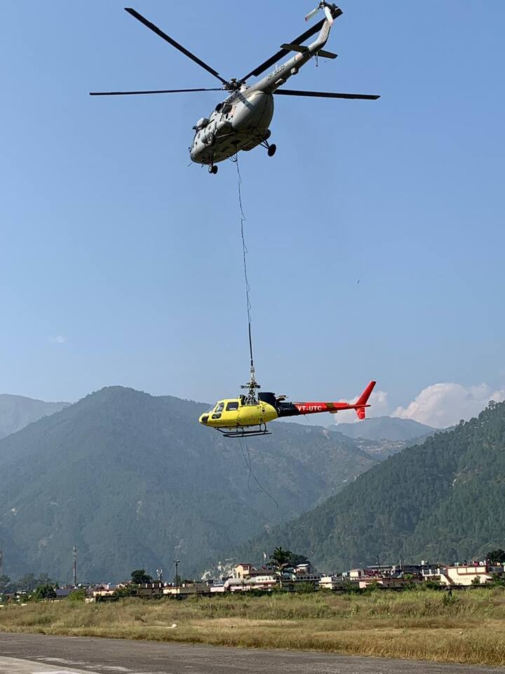 সেইমতো, ভেঙে পড়া হেলিকপ্টারটিকে দড়ির দিয়ে বেঁধে পেটের নীচে ঝুলিয়ে আকাশপথে দেরাদূনের কাছে সহস্রধারায় আনা হয়।