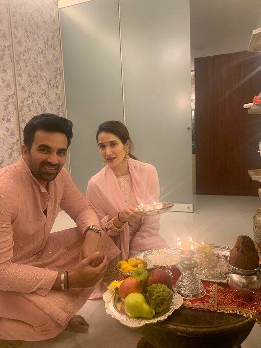 স্ত্রীর সঙ্গে এই ছবি টুইট করে জাহির খান সকলকে দীপাবলির শুভেচ্ছা জানালেন