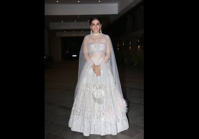 দুধ সাদা লহেঙ্গা চোলিতে তাপসী পান্নু।