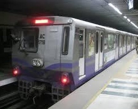 disruption in kolkata metro due to problem in third line power থার্ড লাইনে বিদ্যুৎ‍-বিভ্রাটে বিপত্তি, শ্যামবাজার স্টেশন ছাড়ার পরই সুড়ঙ্গে আটকাল ট্রেন