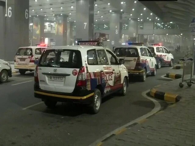 Delhi: Bag With Suspected RDX Content Found At IGI Airport; Security Beefed Up ভেতরে সম্ভবত আরডিএক্স, দিল্লি বিমানবন্দরে মিলল সন্দেহজনক ব্যাগ