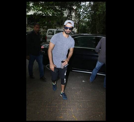 জিম থেকে বেরনোর সময় শাহিদের পরনে ছিল কেপরি ও টি-শার্ট।