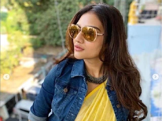 শাড়ির সঙ্গে ডেনিম, ছবি শেয়ার করলেন নুসরত