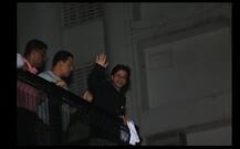 দেখুন, জন্মদিনে মান্নতে অনুরাগীদের সঙ্গে কিং খানের সাক্ষাতের মুহূর্ত