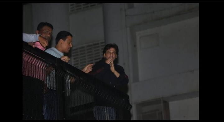 অনুরাগীদের প্রতীক্ষা সার্থক করে সকলকে দেখা দিলেন বার্থডে বয়।
