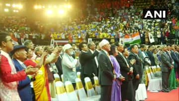 প্রবাসী ভারতীয়দের উদ্দেশে মোদি বলেন, ‘আমি বিদেশে আছি বলে মনেই হচ্ছে না। এখানকার পরিবেশ, পোশাক দেখে মনে হচ্ছে দেশেই আছি।’ ছবি সৌজন্যে ট্যুইটার