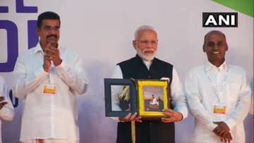 তামিল সাহিত্য ‘তিরুক্কুরল’-এর তাই অনুবাদও প্রকাশ করেন মোদি। ছবি সৌজন্যে ট্যুইটার