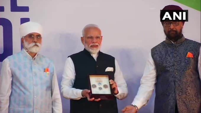 গুরু নানকের ৫৫০-তম জন্মবার্ষিকী উপলক্ষে একটি বিশেষ কয়েন উদ্বোধন করেন মোদি। ছবি সৌজন্যে ট্যুইটার