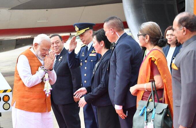 ব্যাঙ্ককের নিমিবুতর স্টেডিয়ামে প্রবাসী ভারতীয়দের একটি অনুষ্ঠানে বক্তব্য পেশ করেন মোদি। ছবি সৌজন্যে ট্যুইটার