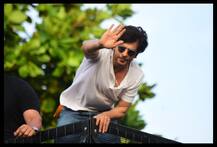 জন্মদিনে ল্যান্ডস এন্ড মন্নতে শাহরুখ শো, হাত নাড়িয়ে অভিবাদন আব্রামেরও