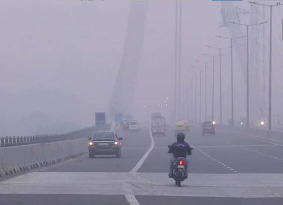 বিশেষজ্ঞদের দাবি, বাতাসের গুণমান খারাপ হওয়ার ফলে ধোঁয়াশা ও ধূলিকণার স্তর শরীরের ক্ষতি করছে। গলা সংক্রমণ থেকে শুরু করে গুরুতর রোগ দেখা দিচ্ছে।