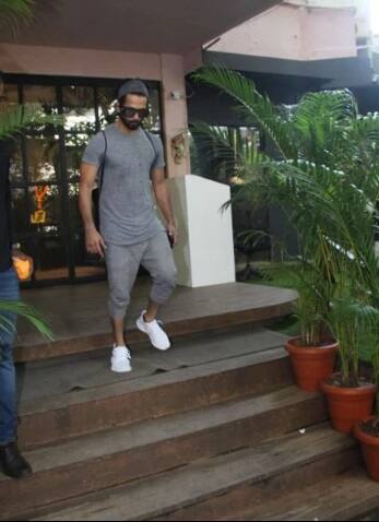 অন্যদিকে শাহিদে পরনে ছিল ছাই রঙের টি-শার্ট এবং লোয়ার। পায়ে ছিল সাদা স্নিকার্স। 