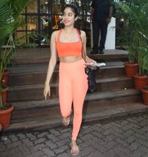 ছিপছিপে শরীরে অ্যাপস, স্কিনফিট কমলা পোশাকে জাহ্নবী, দেখুন ছবি