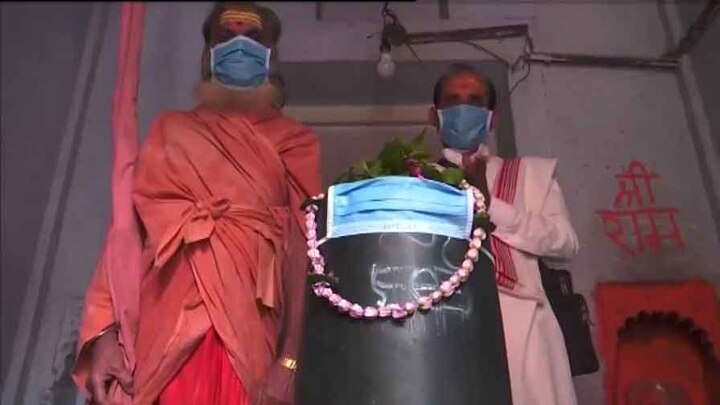 Varanasi: Priests, Devotees Put Mask On Shivling To Protect It From Air Pollution বাতাসে বাড়ছে দূষণ, বারাণসীর মহাদেব মন্দিরে শিবলিঙ্গের মুখে মাস্ক
