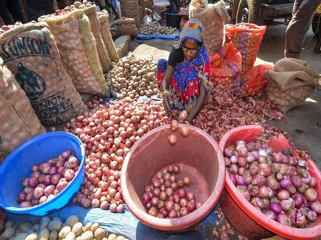 Onion Prices Shoot Up Again: Why The Rise , What Govt Is Doing পেঁয়াজের চড়া দামে নাজেহাল ক্রেতারা, আমদানি করে সমস্যার সুরাহার চেষ্টা সরকারের