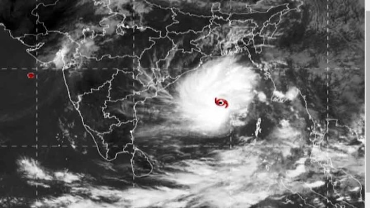 Powerful cyclone Bulbul is coming, high alert on coastal area বুলবুলের ভ্রুকুটি, উপকূলে সতর্কবার্তা, মৎস্যজীবীদের সমুদ্রে যেতে নিষেধাজ্ঞা