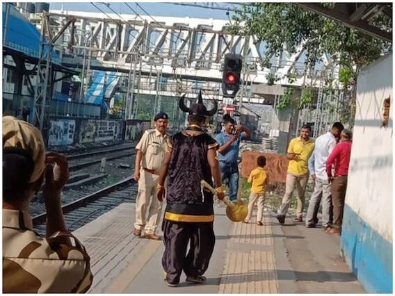 কড়া নিযম রয়েছে। ধরা পড়লেই জরিমানা। তবু কেউ কেউ তাড়াহুড়োর চোটে প্রাণ হাতে নিয়ে রেললাইনে নেমে যান। ট্রেনে কাটা পড়েন অনেকে। এই পরিস্থিতিতে অভিনব সচেতনতা অভিযান শুরু করেছে পশ্চিম রেলওয়ে। এই অভিযানে তারা সামিল করেছে স্বয়ং ‘যমরাজ’কে।