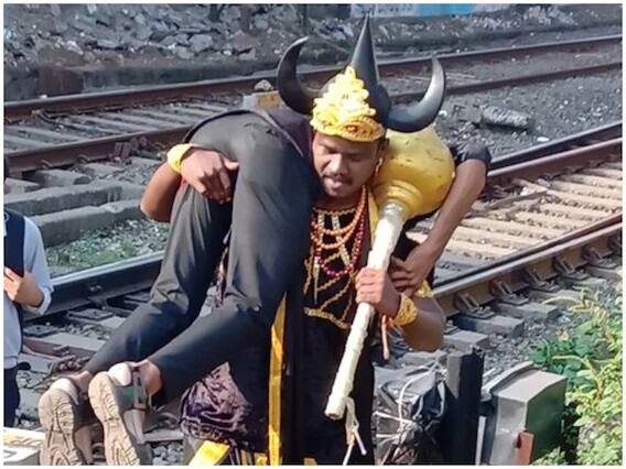 আদতে ইনি এক আরপিএফ জওয়ান। এঁকেই সাজিয়ে দেওয়া হয়েছে যমরাজ হিসেবে।