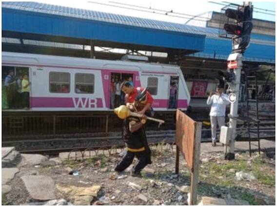 রেলযাত্রীদের তাঁকে দারুণ পছন্দ হয়েছে।