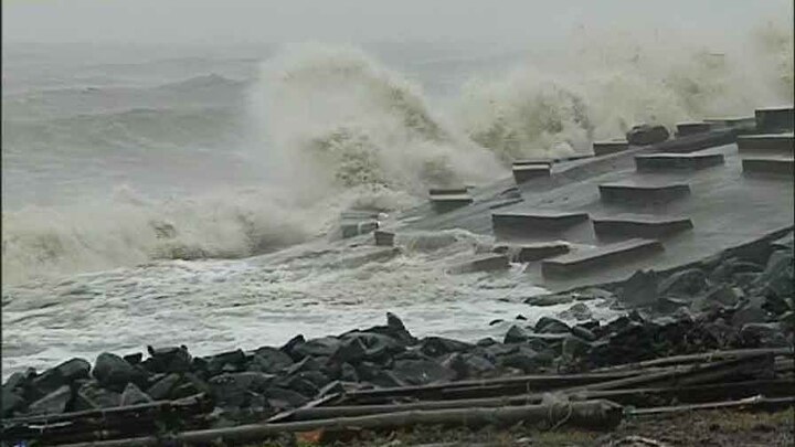 cyclone bulbul  makes landfall in bengal coastal areas স্থলভাগে ঢুকে পড়ল ঘূর্ণিঝড়  ‘বুলবুল’, উপকূলে ঝোড়ো হাওয়া, বৃষ্টি, সরানো হল ১ লাখ ৪৩ হাজার মানুষকে