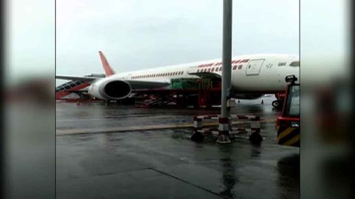 Kolkata Airport closed for 12 hours, local train services of Eastern and South-Eastern Railway affected due to cyclone Bulbul বুলবুল আছড়ে পড়ার আশঙ্কায় ১২ ঘণ্টা বন্ধ বিমানবন্দর, বাতিল একাধিক ট্রেন