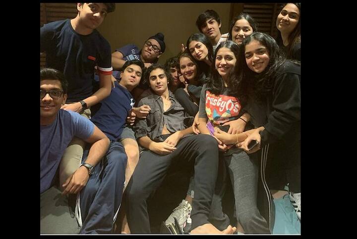 বন্ধুদের মাঝে মালাইকা-পুত্র। 