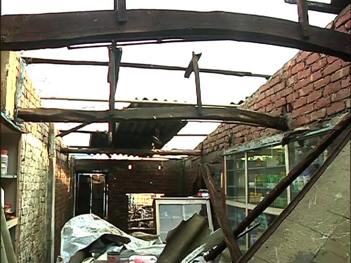 সঙ্গে প্রবল বৃষ্টি নিয়ে শনিবার রাতে দক্ষিণ ২৪ পরগনার উপকূলে আছড়ে পড়ে অতি প্রবল ঘূর্ণিঝড় ‘বুলবুল’।  আর এই ঘূর্ণিঝড়ের জেরেই তিন জেলায় মৃত্যু হল সাতজনের। 