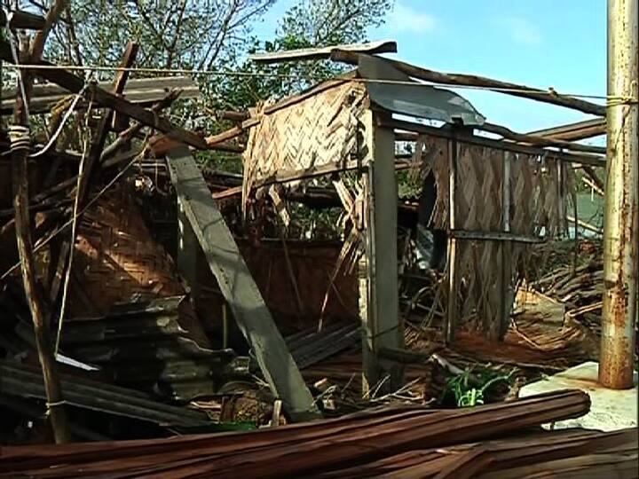 বিধ্বংসী বুলবুলে সবচেয়ে বেশি ক্ষয়ক্ষতি হয়েছে পূর্ব মেদিনীপুরে। সেই জেলারই ভেটুরিয়া গ্রামে শনিবার রাতে স্বামী ও দুই সন্তানের সঙ্গে ঘুমোচ্ছিলেন বছর ছাব্বিশের সুজাতা দাস। হঠাত্‍ই বাড়ির ওপর একটি গাছ ভেঙে পড়ে। চারজনকে উদ্ধার করা হলেও মৃত্যু হয় সুজাতার। 