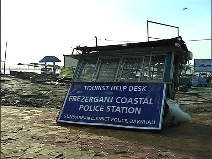 ঝড়ের সময় বাড়িতেই ছিলেন উত্তর ২৪ পরগনার বসিরহাটের শশীনা গ্রামের বাসিন্দা রেবা বিশ্বাস। হঠাৎই বাড়ির ওপরে ভেঙে পড়ে গাছ। আর তাতেই মৃত্যু হয় বছর ৪৬-এর এই মহিলার। 