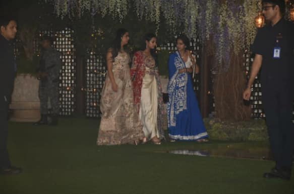 শিল্পপতি কে কে বিড়লার নাতি শমিত ভারতীয়ার সঙ্গে মুকেশ ও অনিল অম্বানীর বোন নিনা কোঠারির মেয়ে নয়নতারার বিয়ে হতে চলেছে। এই উপলক্ষে গতকাল রাতে মুম্বইয়ে পার্টি দেন নিনা। এই পার্টিতে হাজির ছিলেন একঝাঁক বলিউড তারকা। ছবি-মানব মঙ্গলানী
