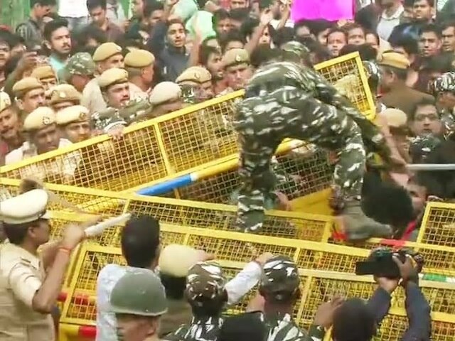 Heres What You Need To Know About The Mass Protests In JNU Today '৩০০ শতাংশ ফি বৃদ্ধি'র প্রতিবাদ, সমাবর্তনের আগে আন্দোলনে জেএনইউয়ের পড়ুয়ারা