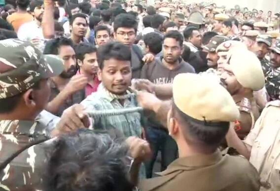 ক্যাম্পাসের বাইরে পড়ুয়া-পুলিশ ধস্তাধস্তি।