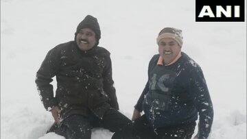 পর্যটকরা উপভোগ করছেন তুষারপাত। ছবি সৌজন্যে এএনআই