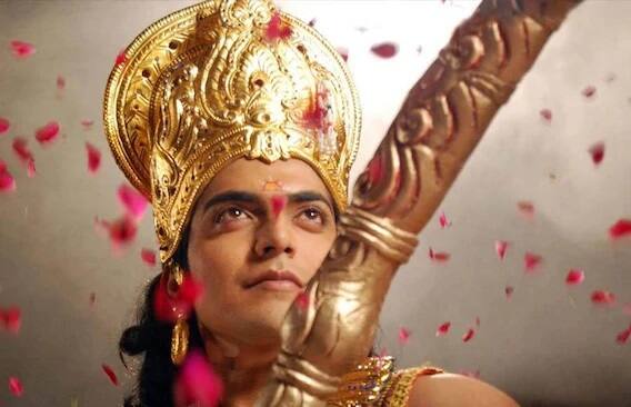 রাম হয়েছিলেন অভিনেতা গুরমিত চৌধুরী। অরুণ গোভিলের পর তিনিই ছোট পর্দায় জনপ্রিয়তম রামচন্দ্র। তাঁর স্ত্রী দেবিনা করেছিলেন সীতার চরিত্র। 