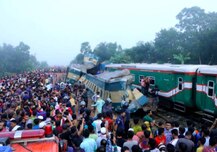 বাংলাদেশে দুটি ট্রেনের মুখোমুখি সংঘর্ষ, নিহত ১৬, আহত ৬০, শোকপ্রকাশ হাসিনার