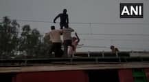 ভিডিওতে দেখুন, মধ্যপ্রদেশে রেলস্টেশনে বিদ্যুতের তারের উপর দাঁড়িয়ে এক যুবক, উদ্ধার করল জিআরপি