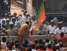 ছবিতে দেখুন, বিজেপির যুব মোর্চার পুরসভা অভিযানে রণক্ষেত্র চাঁদনি চক, লাঠিচার্জ-জলকামান পুলিশের